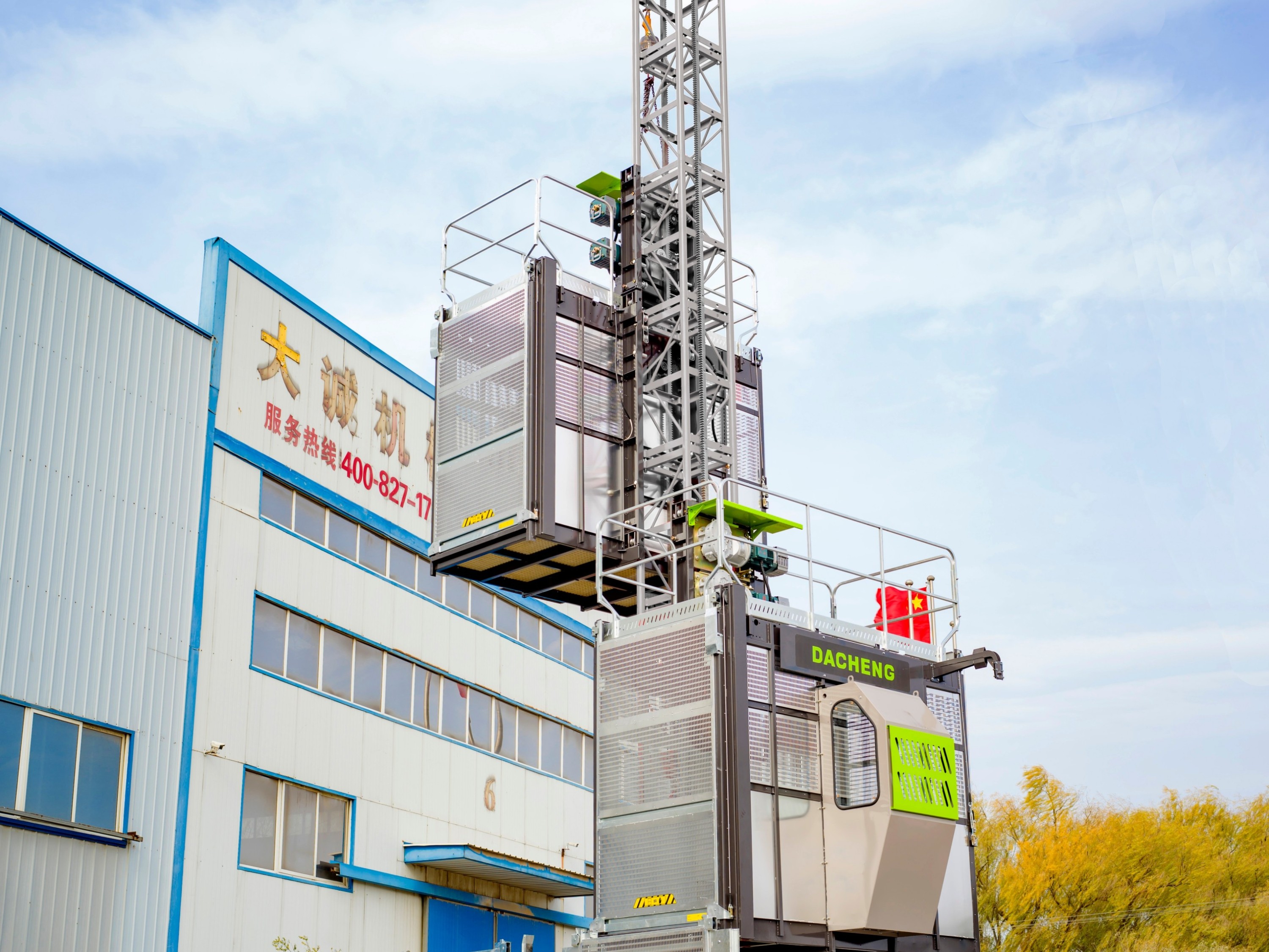 施工升降機承包單位和監(jiān)理單位應履行哪些職責？