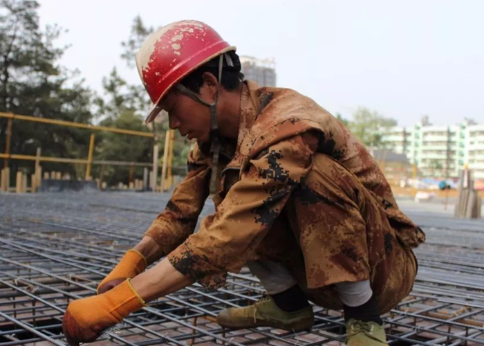 烈日下的擔(dān)當、高溫下的堅持